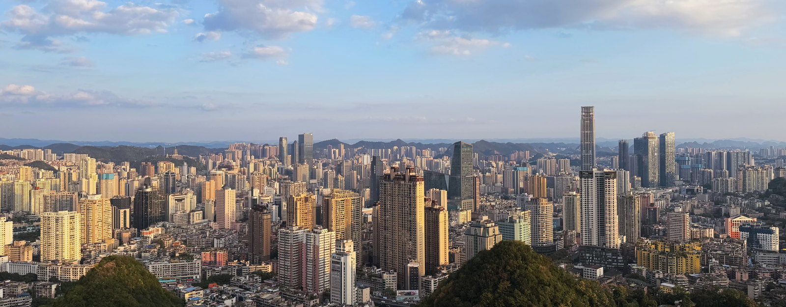 云层下密集的城市建筑天际线