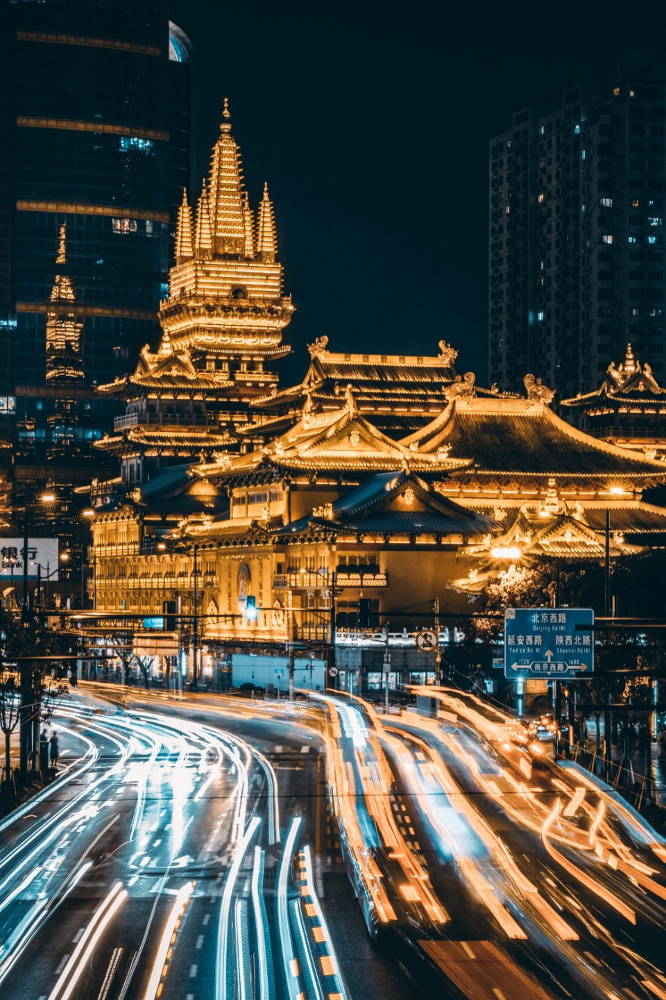 夜晚灯光下的车站与车流光轨