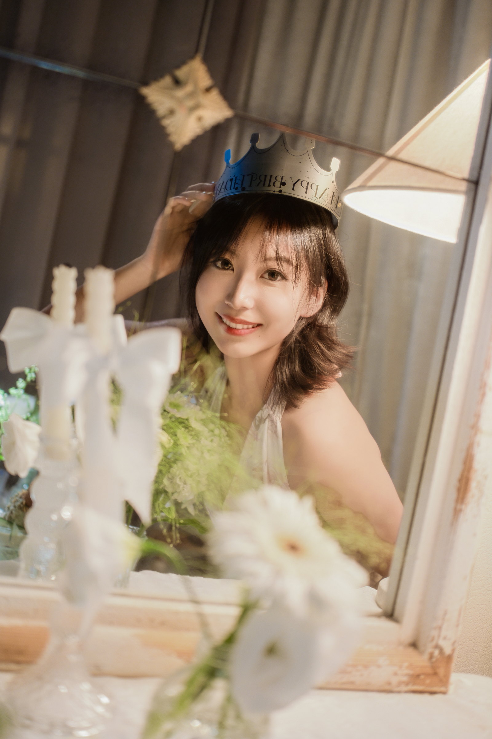 女子坐在暖光咖啡馆中看向镜头