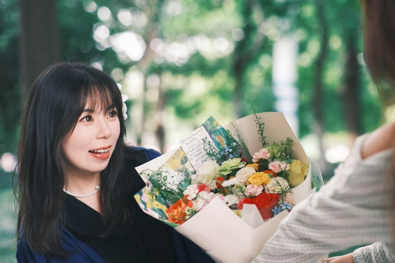 女子手捧花束站在公园里